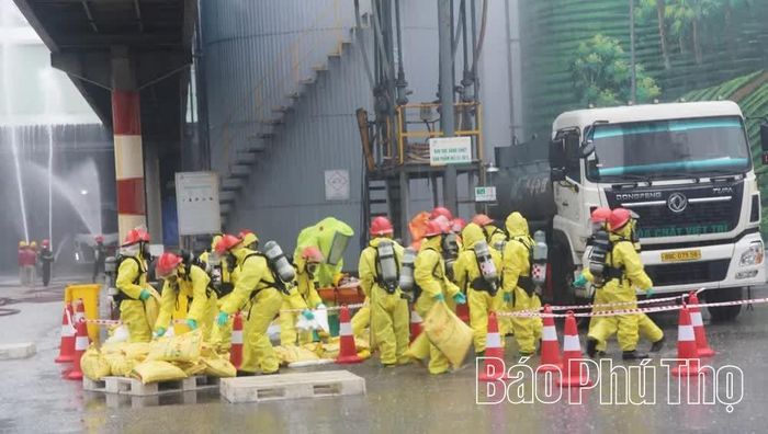 Lực lượng Cảnh sát PCCC và CNCH, Công an tỉnh thực tập phương án chữa cháy và sự cố hóa chất tại Công ty Cổ phần Hóa chất Việt Trì.
