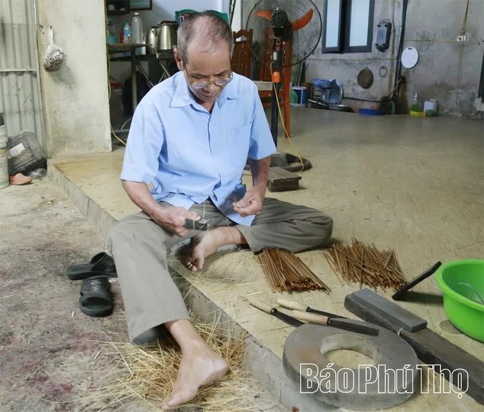 Bước sang tuổi 67, ông Hảo vẫn cần mẫn chuốt nan chế tác ủ ấm.