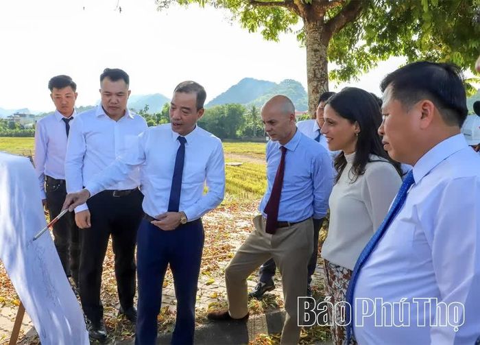Đoàn công tác của Cộng hòa Pháp nghe Ban Quản lý dự án khu vực Hòa Bình giới thiệu về Dự án Phát triển đô thị thích ứng biến đổi khí hậu khu vực đô thị Hòa Bình.