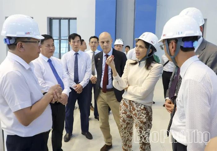 Bà Éléonore Caroit cùng các thành viên đoàn công tác tham quan Nhà máy Thủy điện Hòa Bình mở rộng.