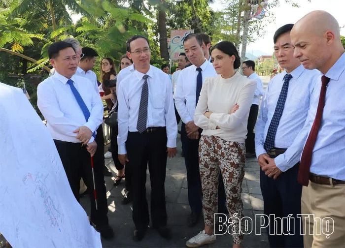 Đoàn công tác của Cộng hòa Pháp tham quan thực địa các khu vực, điểm triển khai dự án cải thiện hệ thống thoát nước và chống ngập lụt tại phường Hòa Bình.