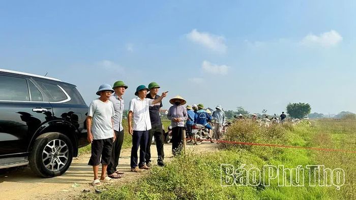 Cán bộ Ban Quản lý dự án khu vực Vĩnh Phúc phối hợp UBND xã Vĩnh An trực tiếp chỉ đạo việc căng dây, quy chủ tại thực địa.