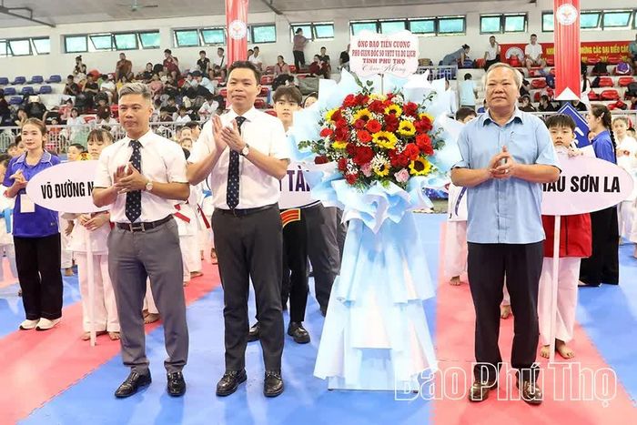 Đại diện lãnh đạo Sở Văn hoá, Thể thao và Du lịch tặng hoa chúc mừng giải đấu. 