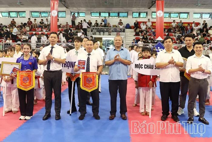 Đại diện lãnh đạo Sở Văn hóa, Thể thao và Du lịch và Ban tổ chức chương trình trao cờ lưu niệm cho các đội tham dự.