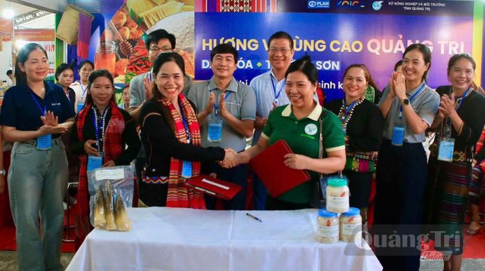 Tổ hợp tác nông sản tại bản Xuân Tiến, xã Trường Sơn ký kết thỏa thuận hợp tác tiêu thụ sản phẩm - Ảnh: M.H