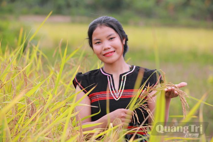 Cô gái Pa Kô trên cánh đồng lúa bản A Đeng, xã La Lay - Ảnh: P.T.L