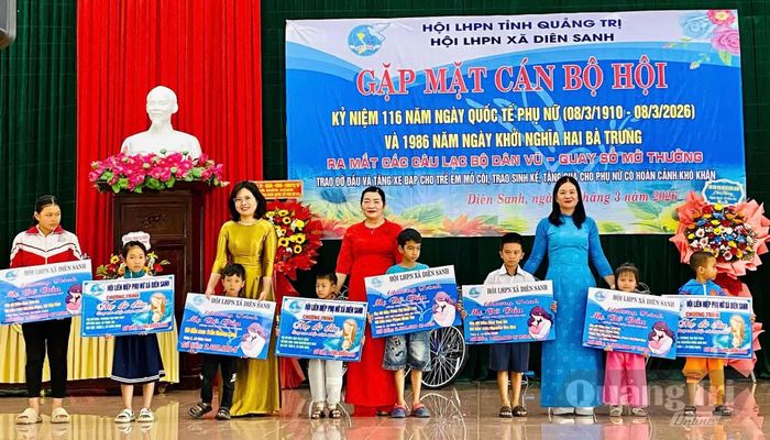 Chị Trương Thị Kim Anh (thứ 2 từ phải sang) trao đỡ đầu và tặng xe đạp cho các trẻ em có hoàn cảnh khó khăn trên địa bàn - Ảnh: NVCC