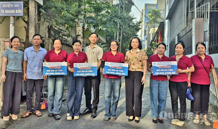Ra mắt mô hình “Ngõ hẻm an toàn, văn minh, không rác” tại các khu dân cư trên địa bàn phường Đông Hà - Ảnh: K.S