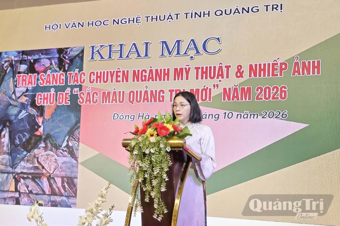 Đại diện lãnh đạo Hội Văn học Nghệ thuật tỉnh phát biểu khai mạc trại sáng tác - Ảnh: M.T