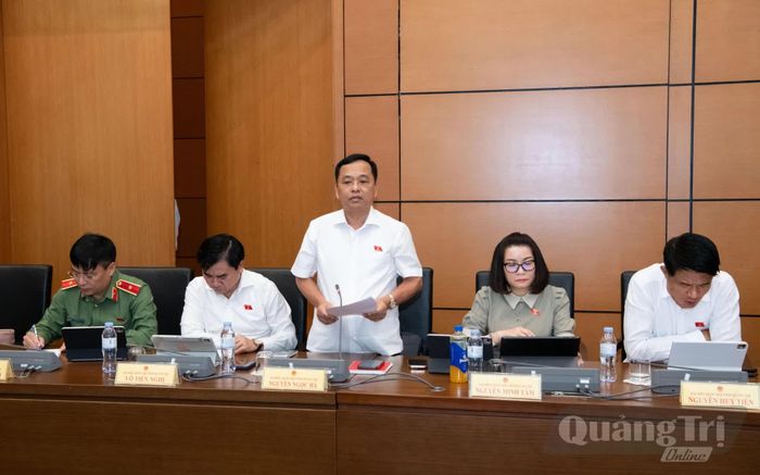 Đồng chí Thiếu tướng Nguyễn Ngọc Hà, Phó Chủ nhiệm Ủy ban Quốc phòng, An ninh và Đối ngoại nhất trí với báo cáo của Chính phủ và báo cáo thẩm tra - Ảnh: CTV