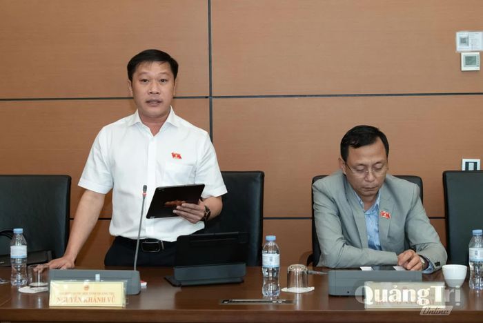 Đồng chí Nguyễn Khánh Vũ, Bí thư Đảng ủy, Chủ tịch HĐND phường Quảng Trị tham gia ý kiến tại phiên thảo luận tổ - Ảnh: C.T.V