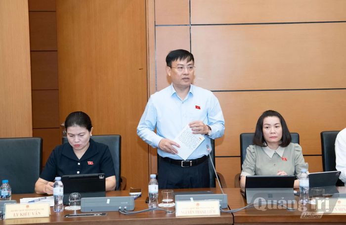 Đồng chí Nguyễn Thanh Liêm, Giám đốc Công an tỉnh Quảng Trị tham gia kiến nghị tại phiên thảo luận tổ - Ảnh: C.T.V