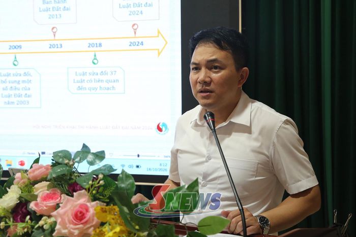 Đại diện Sở Nông nghiệp và Môi trường truyền đạt chuyên đề Luật Đất đai năm 2024.