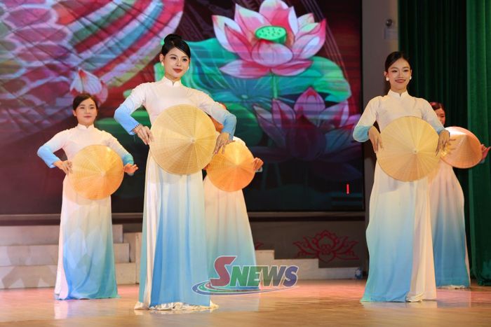 Tiết mục múa Những cô gái Việt Nam.