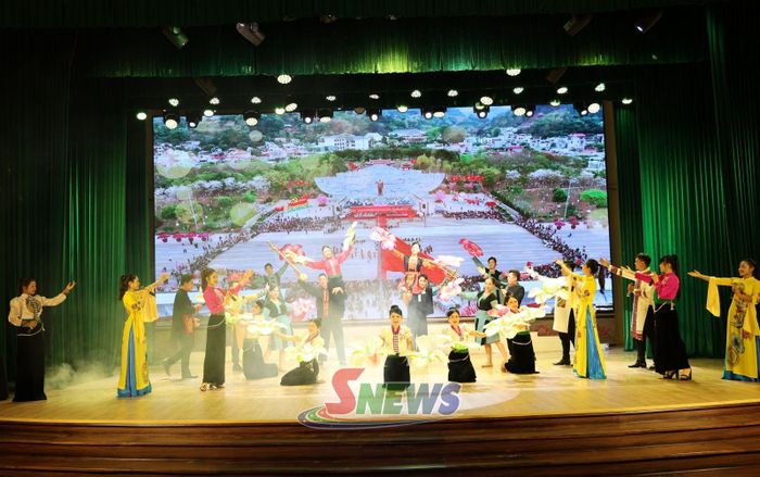 Tiết mục hát múa Về cùng Sơn La ngày mới.