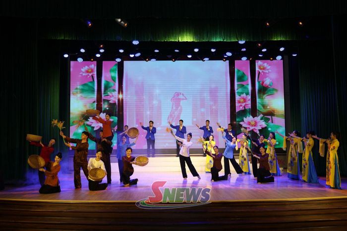 Tiết mục hát múa Bài ca phụ nữ Việt Nam.