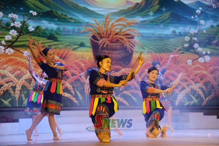 Múa Những cô gái Khơ Mú.