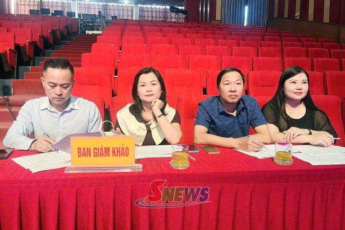 Ban giám khảo vòng sơ khảo Cuộc thi “Thanh âm tuổi hồng” tỉnh Sơn La lần thứ I.