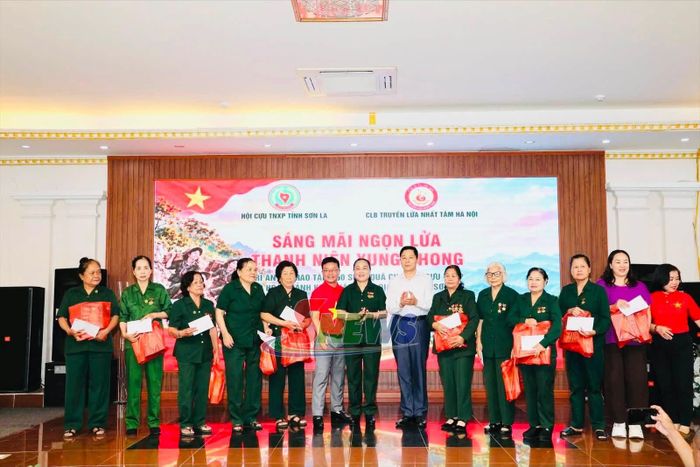 Lãnh đạo Hội CCB tỉnh trao quà cho hội viên cựu TNXP có hoàn cảnh khó khăn