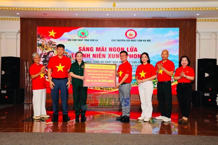 Ban Chủ nhiệm CLB Nhất Tâm trao biển biểu trưng hỗ trợ cho Hội Cựu TNXP tỉnh Sơn La.