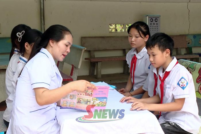 Cán bộ Trạm Y tế xã Mường Bú hướng dẫn học sinh các biện pháp phòng, chống dịch bệnh.