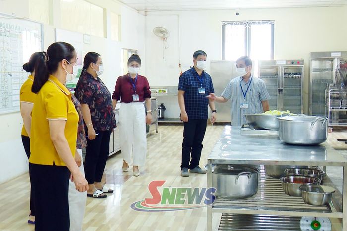 Kiểm tra an toàn vệ sinh an toàn thực phẩm tại bếp ăn Trường Mầm non Ngôi Sao Sơn La.