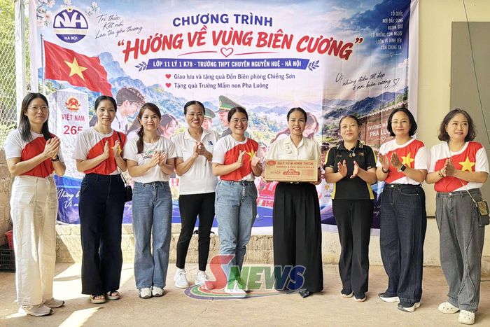 Đoàn thiện nguyện trao tặng 95 suất đồ dùng học tập tới 2 điểm trường Mầm non và Tiểu học Pha Luông.