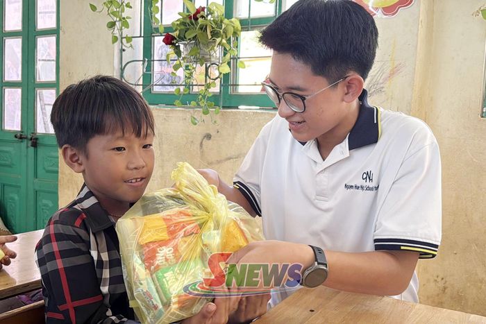 Bánh kẹo và đồ dùng học tập được học sinh Trường THPT Chuyên Nguyễn Huệ trao tặng tới học sinh điểm trường Tiểu học Pha Luông.