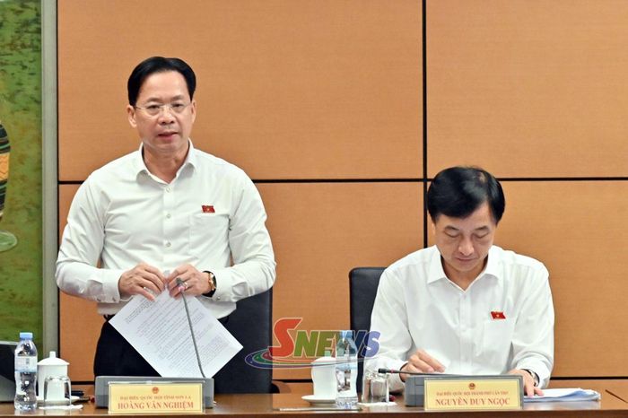 Đại biểu Hoàng Văn Nghiệm, Bí thư Tỉnh ủy, Trưởng đoàn ĐBQH tỉnh phát biểu