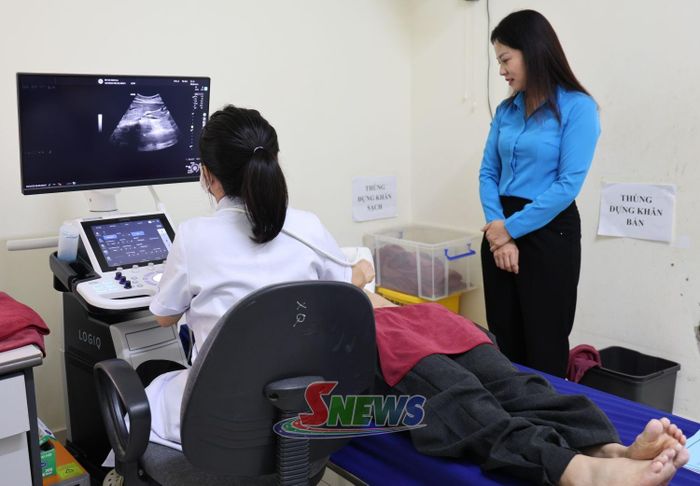 Bác sĩ thực hiện siêu âm kiểm tra sức khỏe cho nữ đoàn viên, công nhân lao động.