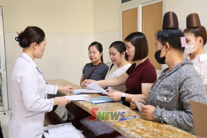 Nữ đoàn viên, công nhân lao động đăng ký thông tin trước khi khám 