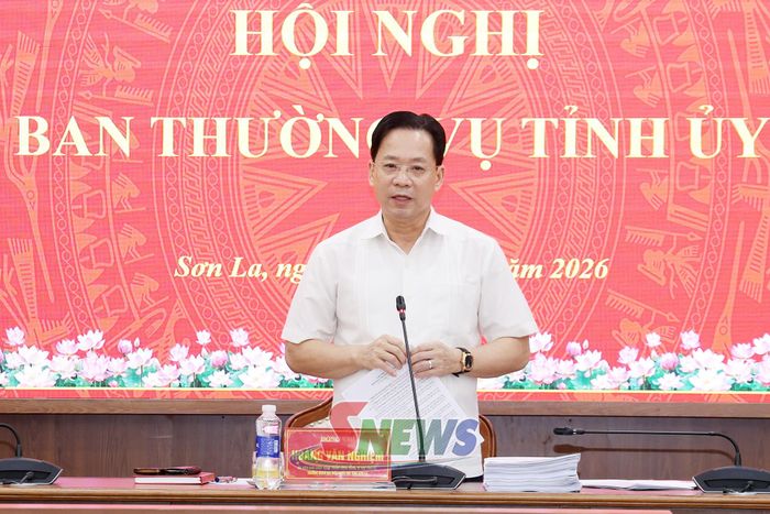 Đồng chí Bí thư Tỉnh ủy, Trưởng Đoàn đại biểu Quốc hội tỉnh, phát biểu tại hội nghị.