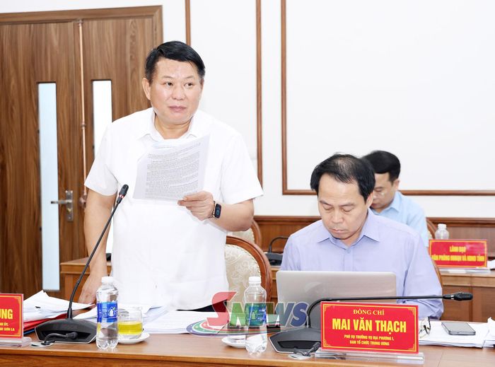 Đồng chí Phó Bí thư Thường trực Tỉnh ủy, Chủ tịch HĐND tỉnh, phát biểu tại hội nghị.