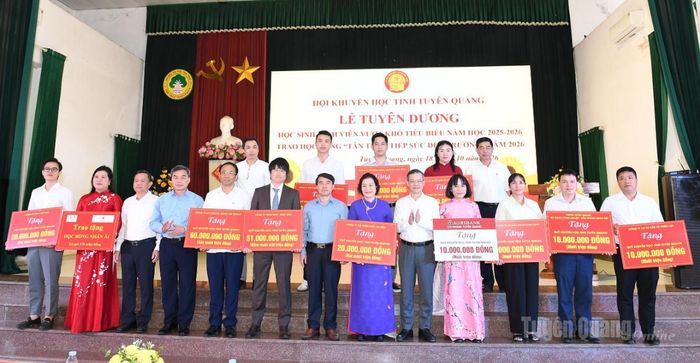 Các đồng chí lãnh đạo tỉnh cùng đại diện các doanh nghiệp, đơn vị tích cực ủng hộ Quỹ Khuyến học tỉnh.