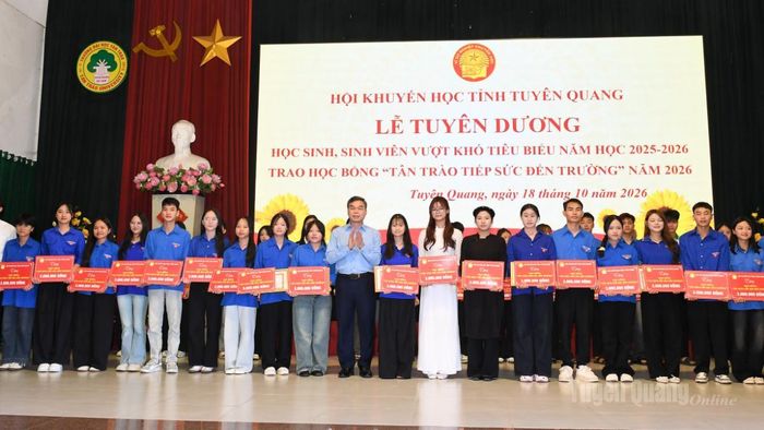 Đồng chí Phó Bí thư Tỉnh ủy, Chủ tịch Ủy ban MTTQ Việt Nam tỉnh Ma Thế Hồng và đại diện doanh nghiệp trao Giấy khen và học bổng cho các sinh viên có hoàn cảnh khó khăn vươn lên trong học tập.