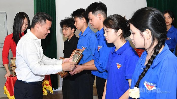Đồng chí Phó Chủ tịch UBND tỉnh Đỗ Hùng Đức trao Giấy khen cho các em sinh viên có hoàn cảnh khó khăn vươn lên trong học tập.