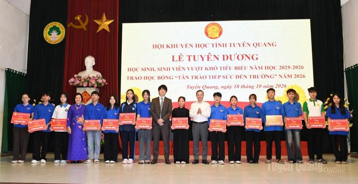 Đồng chí Chủ tịch HĐND tỉnh Nguyễn Văn Sơn và lãnh đạo Công ty cổ phần EREX trao Giấy khen và học bổng cho các sinh viên có hoàn cảnh khó khăn vươn lên trong học tập.