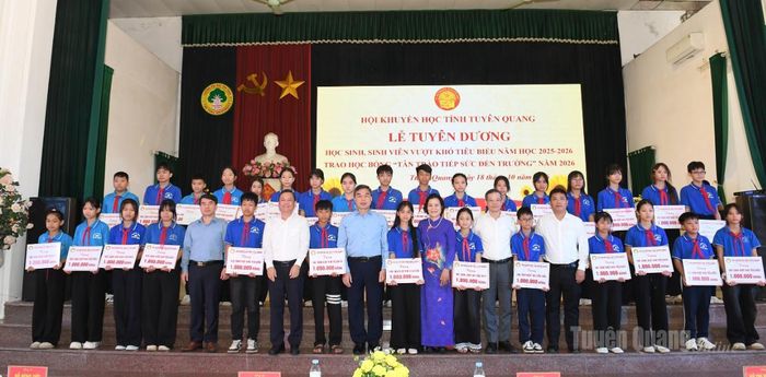 Các đồng chí lãnh đạo tỉnh, lãnh đạo Hội Khuyến học và các đơn vị, doanh nghiệp cùng các em học sinh vượt khó tiêu biểu trên địa bàn tỉnh.