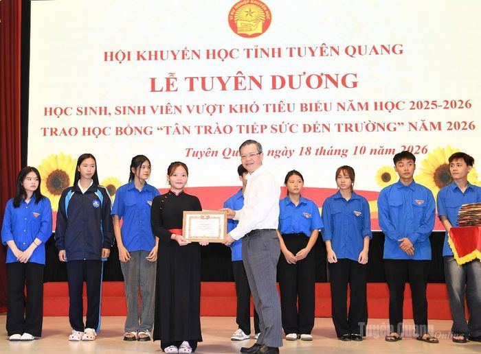 Đồng chí Chủ tịch HĐND tỉnh Nguyễn Văn Sơn trao Giấy khen cho các em sinh viên có hoàn cảnh khó khăn vươn lên trong học tập.