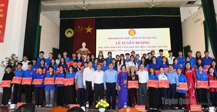 Các đồng chí lãnh đạo tỉnh, lãnh đạo Hội Khuyến học và các đơn vị, doanh nghiệp cùng các sinh viên được nhận học bổng Tân Trào tiếp sức đến trường.