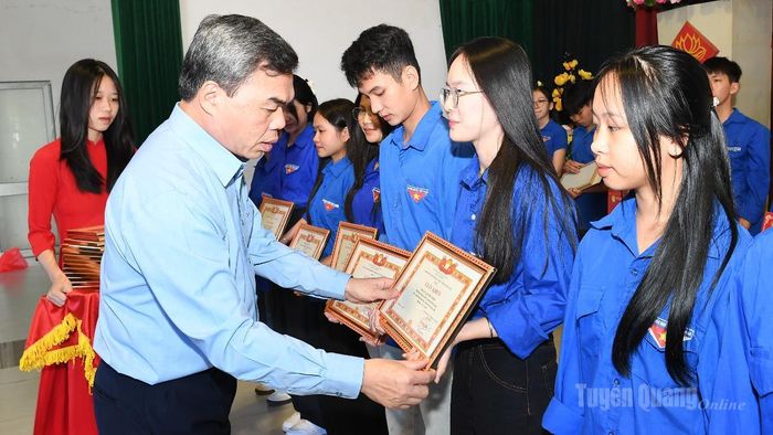 Đồng chí Phó Bí thư Tỉnh ủy, Chủ tịch Ủy ban MTTQ Việt Nam tỉnh Ma Thế Hồng trao Giấy khen cho các em sinh viên vượt khó vươn lên trong học tập.