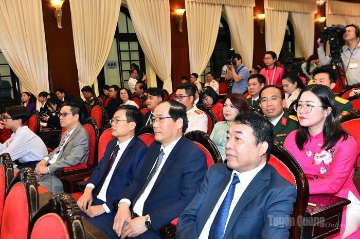 Các đại biểu dự lễ trao giải.