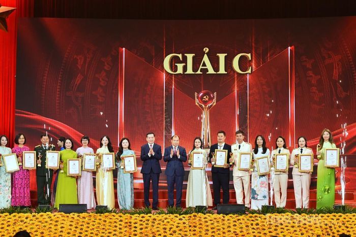 Các đồng chí lãnh đạo Học viện Chính trị quốc gia Hồ Chí Minh trao giải C cho các tác giả, nhóm tác giả.
