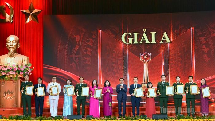 Đồng chí Thường trực Ban Bí thư Trần Cẩm Tú và đồng chí Chủ tịch Ủy ban Trung ương MTTQ Việt Nam Bùi Thị Minh Hoài trao giải A cho các tác giả, nhóm tác giả.