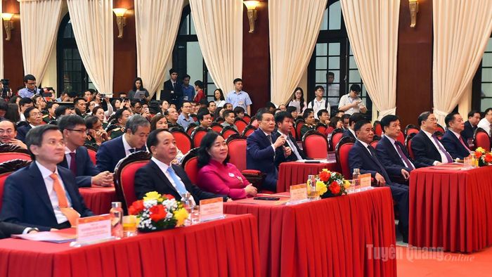 Các đồng chí lãnh đạo Đảng, Nhà nước và các đại biểu dự lễ trao giải.