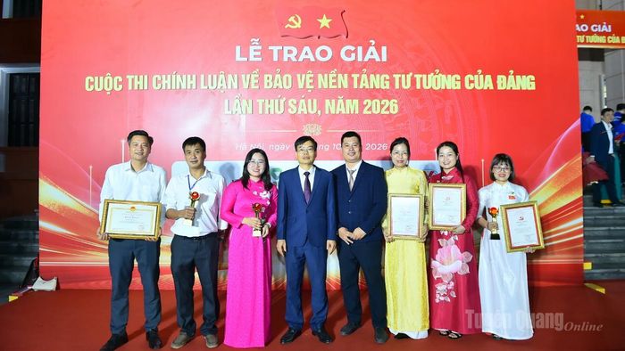 Đồng chí Nguyễn Lam Sơn, Phó Trưởng ban Thường trực Ban Tuyên giáo Tỉnh ủy cùng các tác giả, nhóm các tác giải đoạt giải tại Cuộc thi.