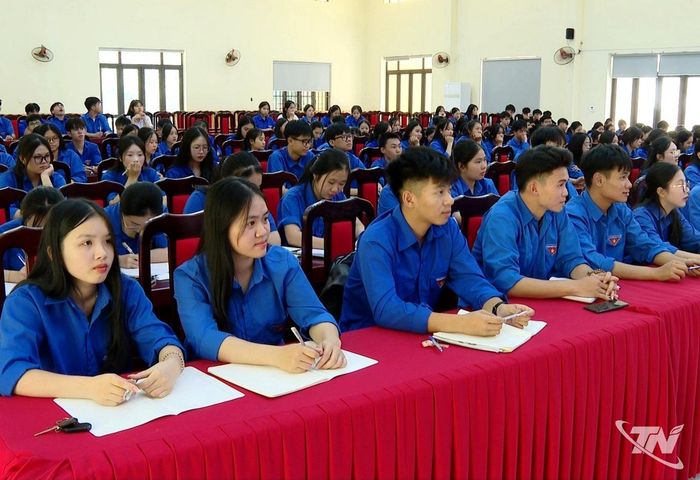 Các học sinh THPT tham gia lớp bồi dưỡng nhận thức về Đảng.