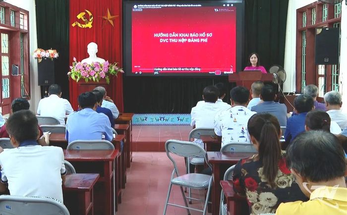Lớp bồi dưỡng về chuyển đổi số cho cán bộ xóm, tổ dân phố tại Trung tâm Chính trị xã Phú Bình.