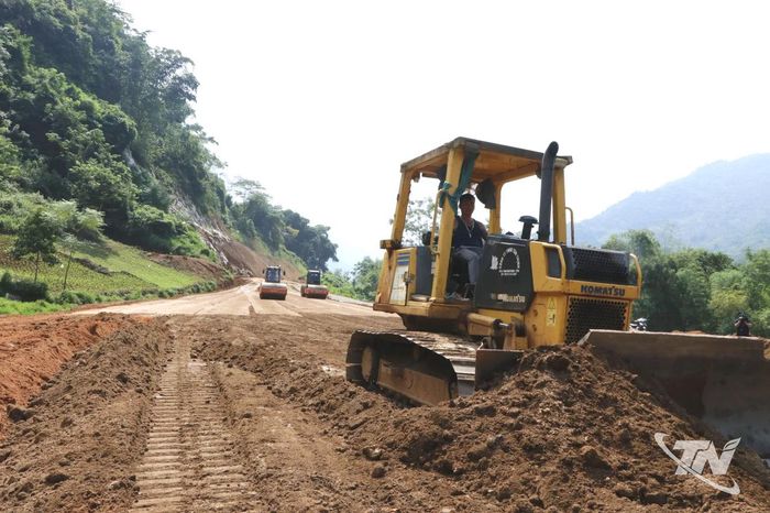 Tuyến đường kết nối Ba Bể sang Na Hang (Tuyên Quang) đang được đẩy nhanh tiến độ khi thời tiết thuận lợi.