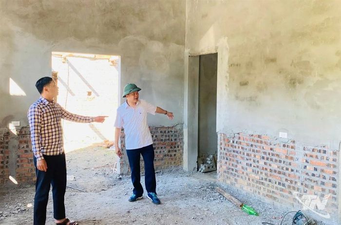 Lãnh đạo xã Nghĩa Tá kiểm tra tiến độ xây dựng nhà ở cho hộ dân thuộc chương trình xóa nhà tạm, nhà dột nát trên địa bàn.